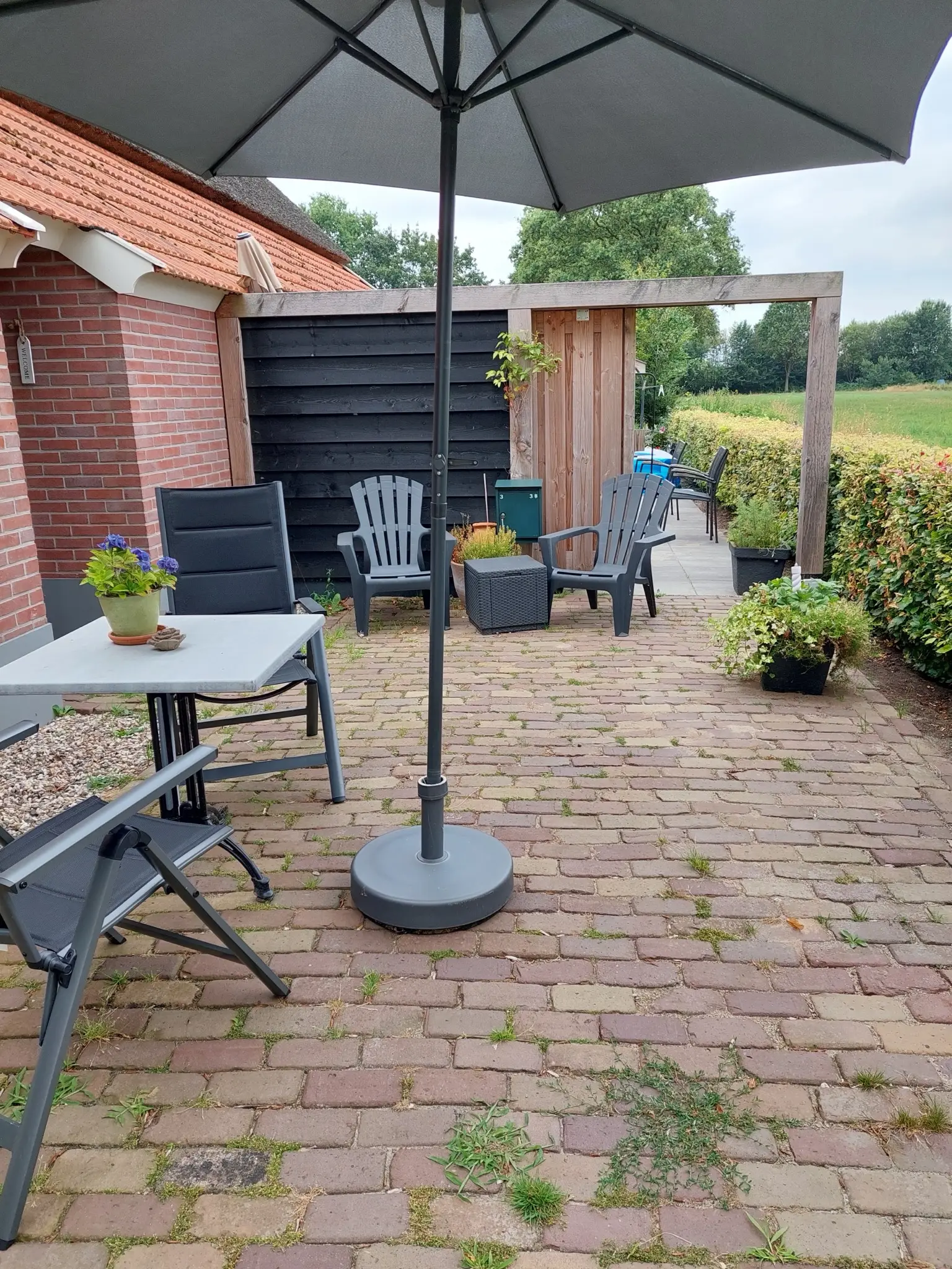 Terras met zitje en parasol