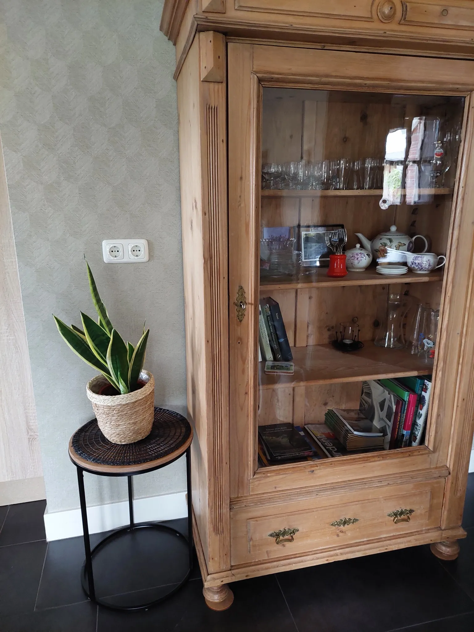 Vitrinekast met servies en boeken